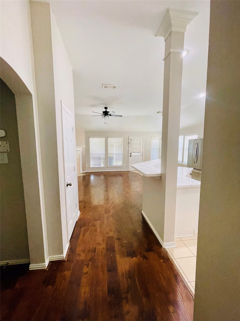 Photo 2 of 6704 Kevincrest Drive, Pearland, TX