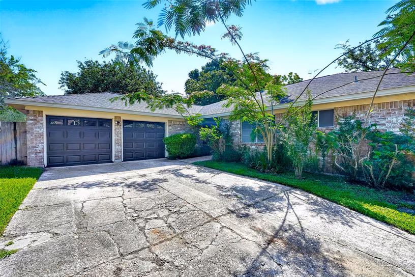 Photo 2 of 15207 Pleasant Valley Road, Houston, TX