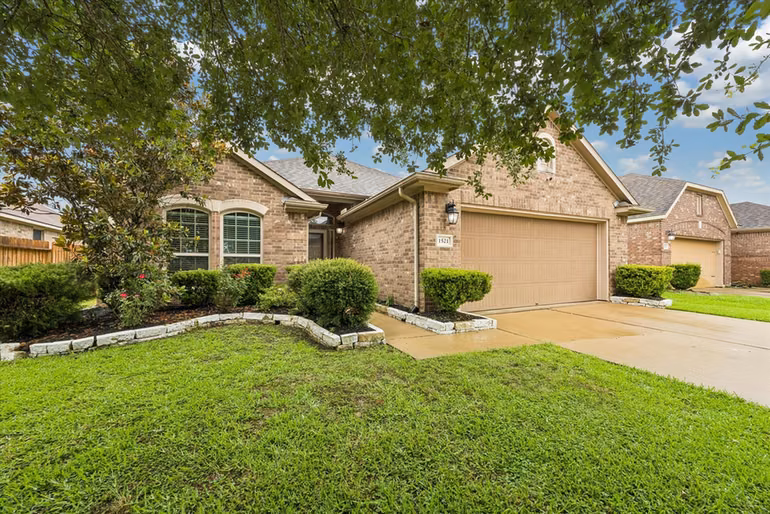 Photo of 1521 Bluestone Edge Lane, Pearland, TX 77089