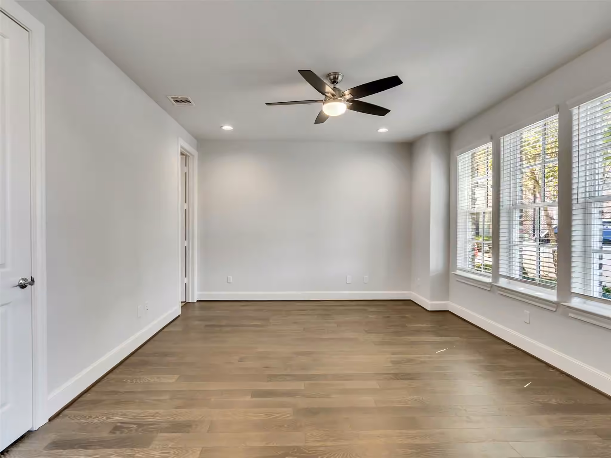 Photo 5 of 6014 Matthew Oaks Place, Houston, TX