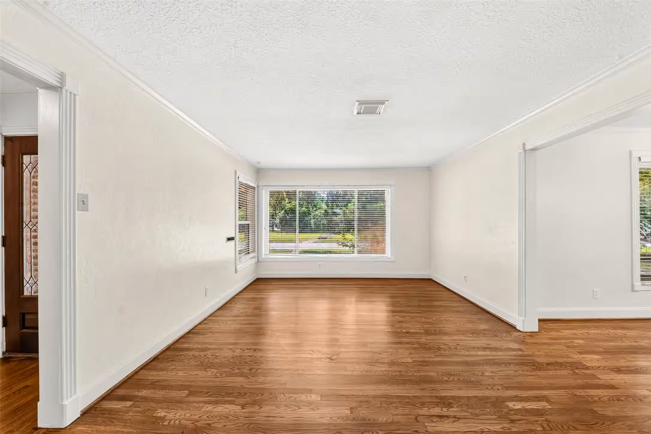 Photo 3 of 5262 Briarbend Drive, Houston, TX