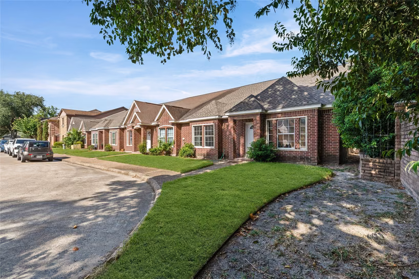 Photo 2 of 1310 E James Street 19, Baytown, TX