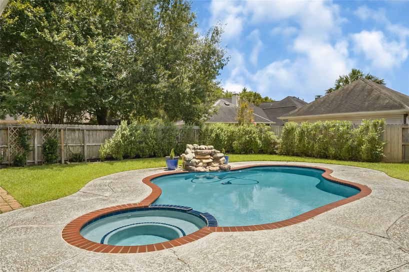 Photo 4 of 1327 Blackthorne Drive, Houston, TX