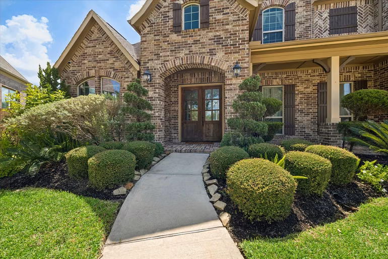 Photo 2 of 8803 Purdy Crescent Trail, Richmond, TX