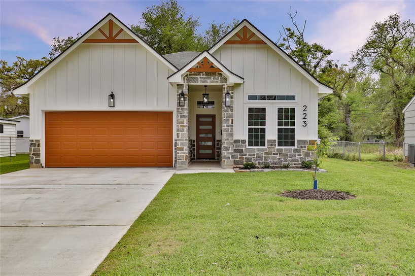 Photo of 223 Laurel Street, Lake Jackson, TX 77566