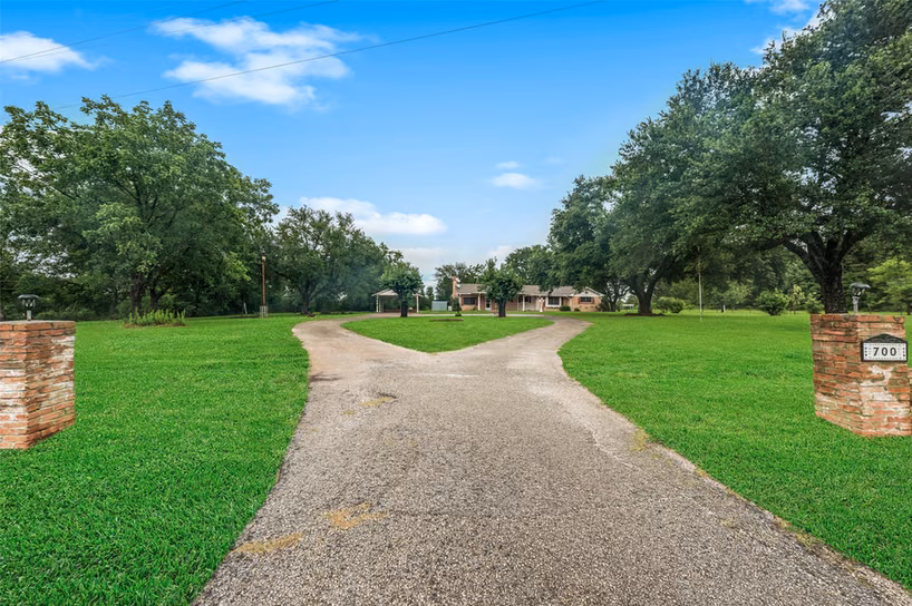 Photo 2 of 700 Fm 2693 Road W, New Waverly, TX