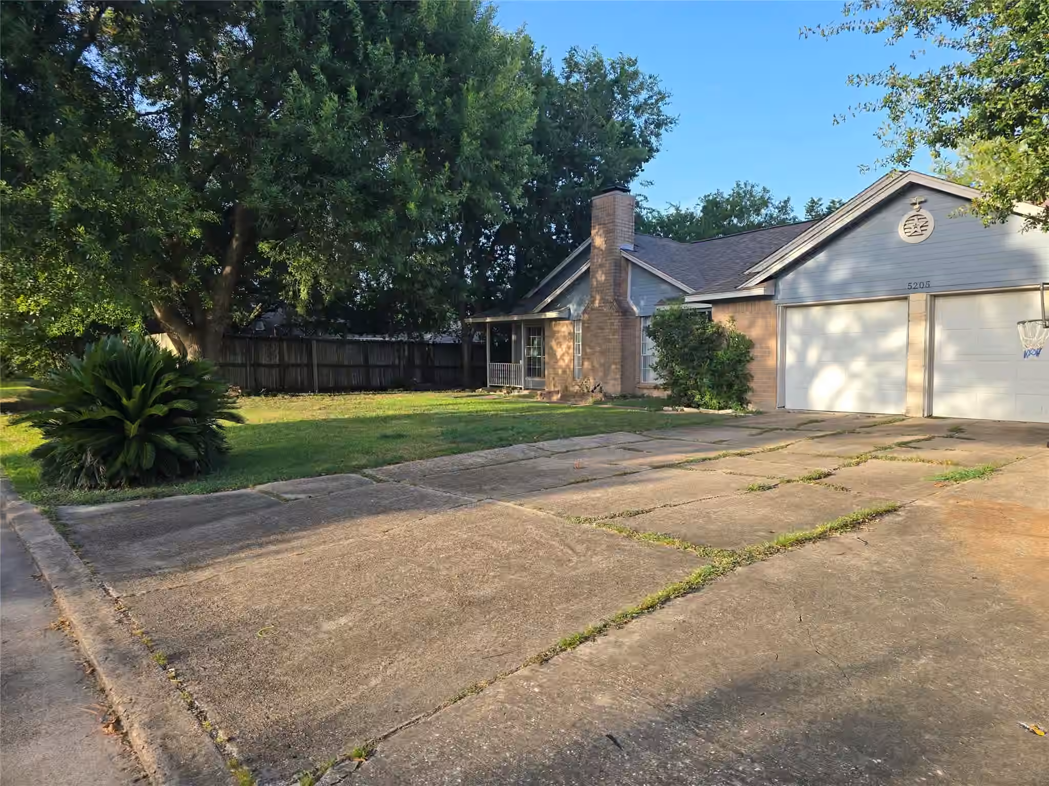 Photo 2 of 5205 Winding Brook Drive, Dickinson, TX