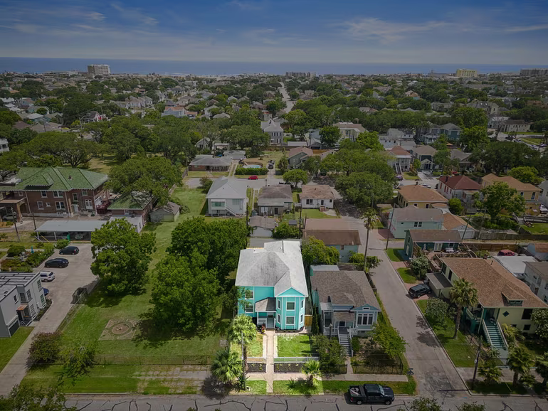 Photo 4 of 3525 Avenue 0, Galveston, TX