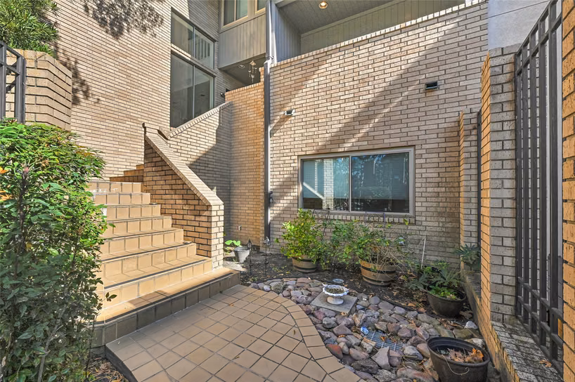 Photo 3 of 43 Legend Lane, Houston, TX