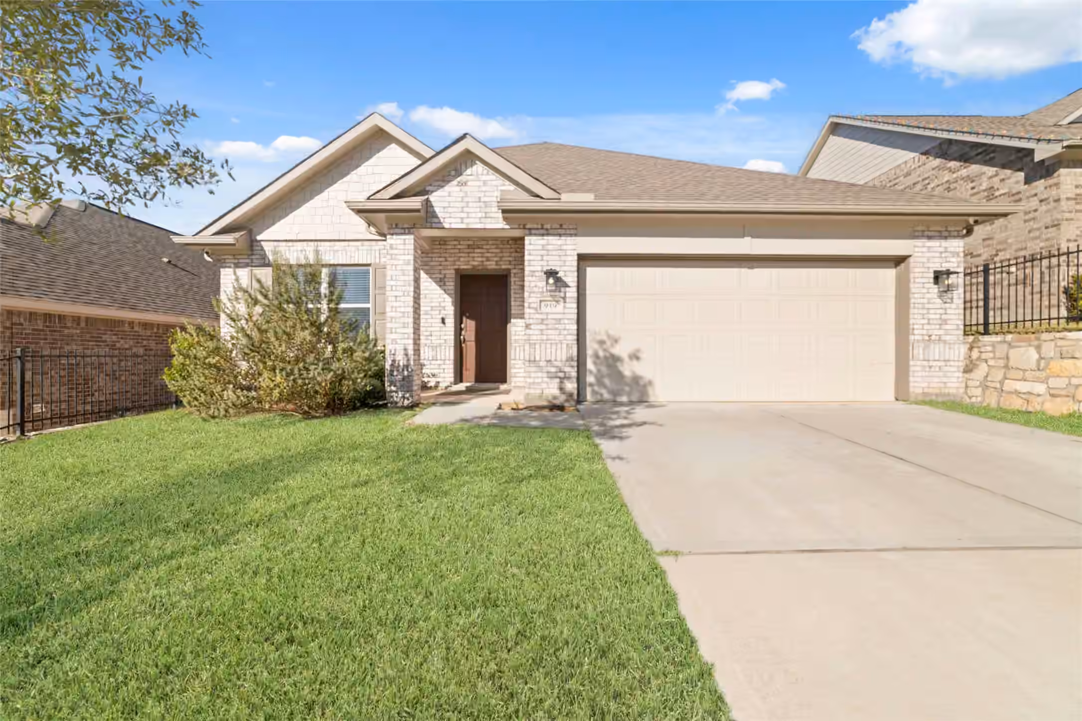 Photo 2 of 919 Golden Willow Lane, Conroe, TX