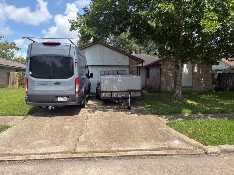 Photo 2 of 1127 W Brompton Drive, Pearland, TX