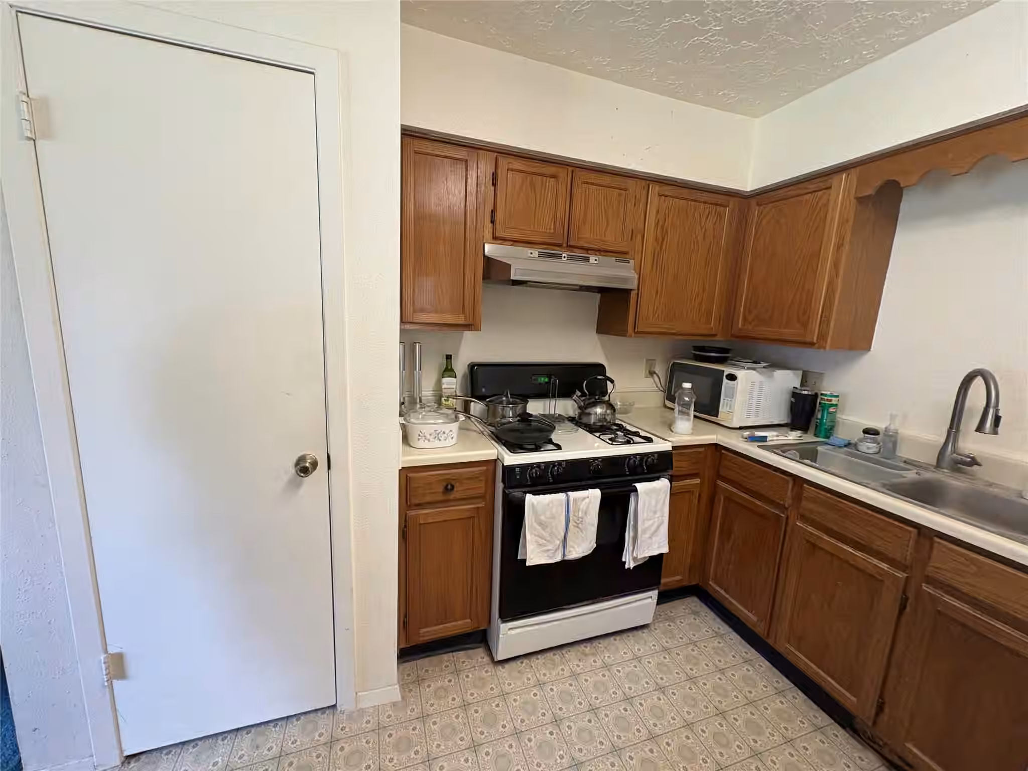 Photo 4 of 1127 W Brompton Drive, Pearland, TX