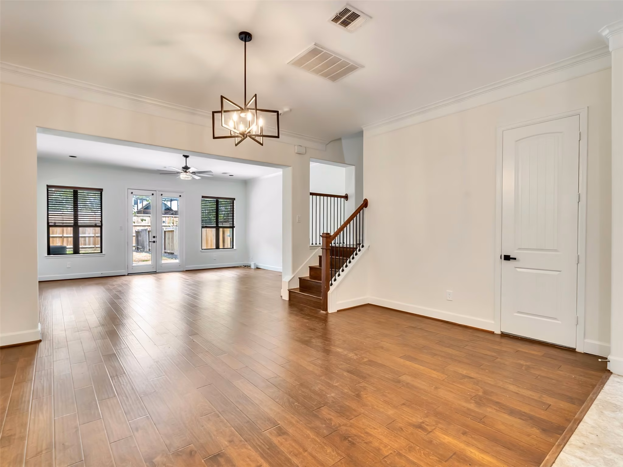 Photo 3 of 545 W 25th Street, Houston, TX