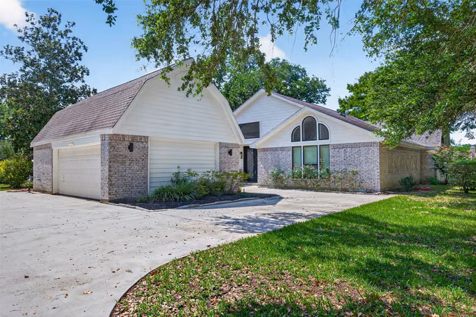 Photo 2 of 27 E Kitty Hawk Street, Richmond, TX