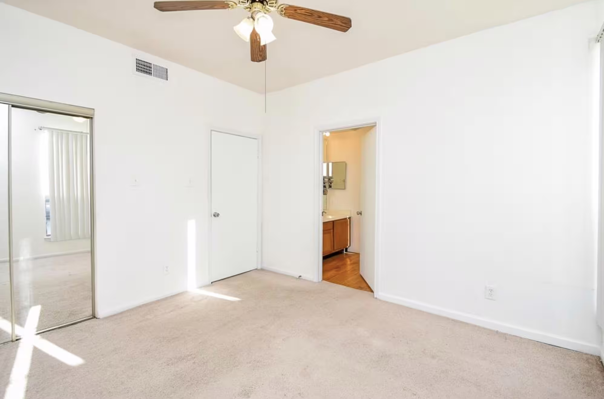 Photo 4 of 2121 El Paseo Street 1807, Houston, TX