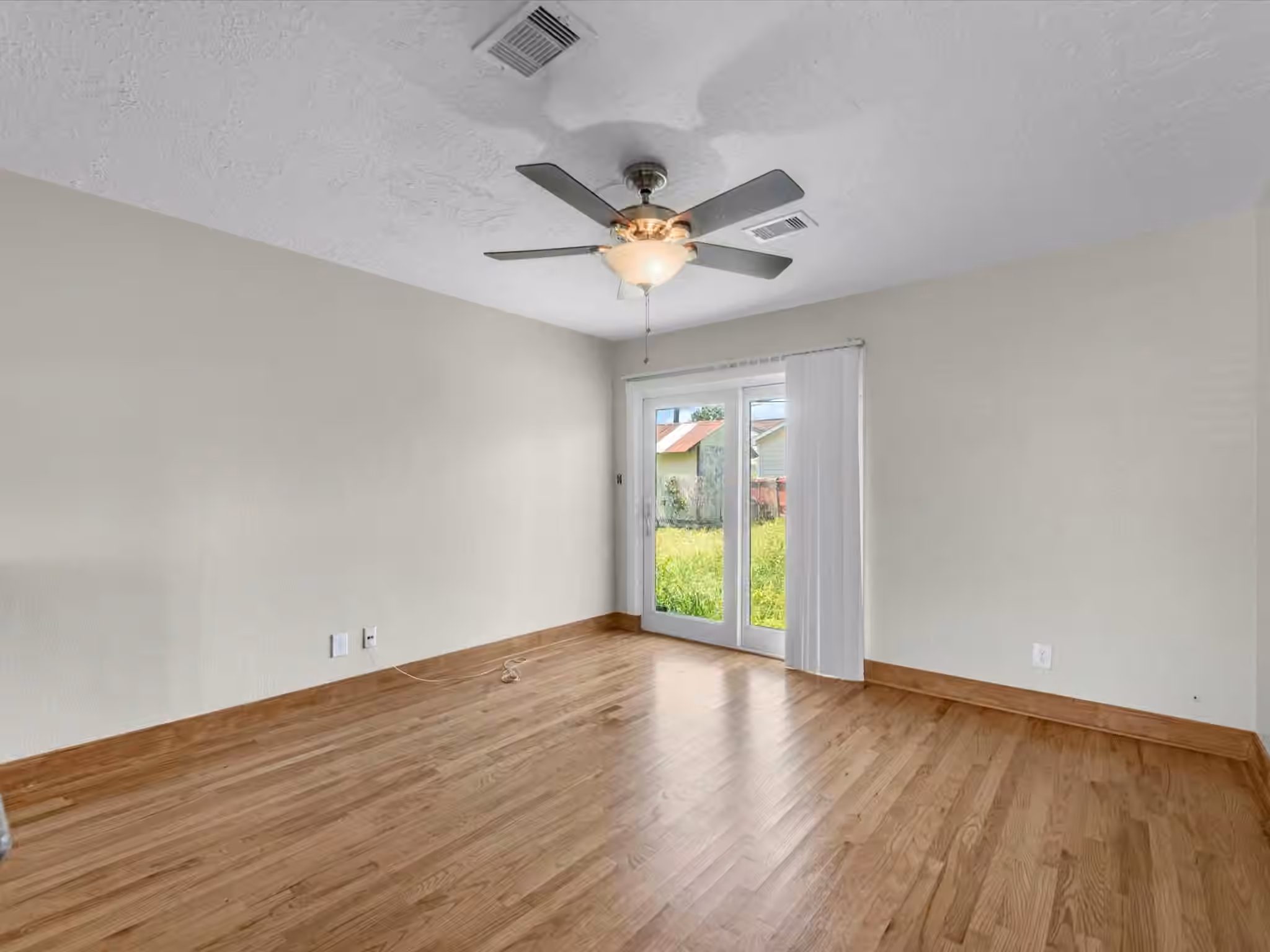 Photo 5 of 10319 Dunvegan Way, Houston, TX