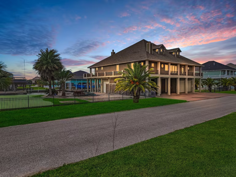 Photo 2 of 1239 Lagoon Drive, Crystal Beach, TX