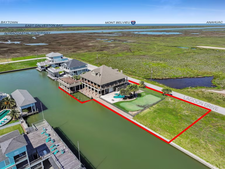 Photo 3 of 1239 Lagoon Drive, Crystal Beach, TX