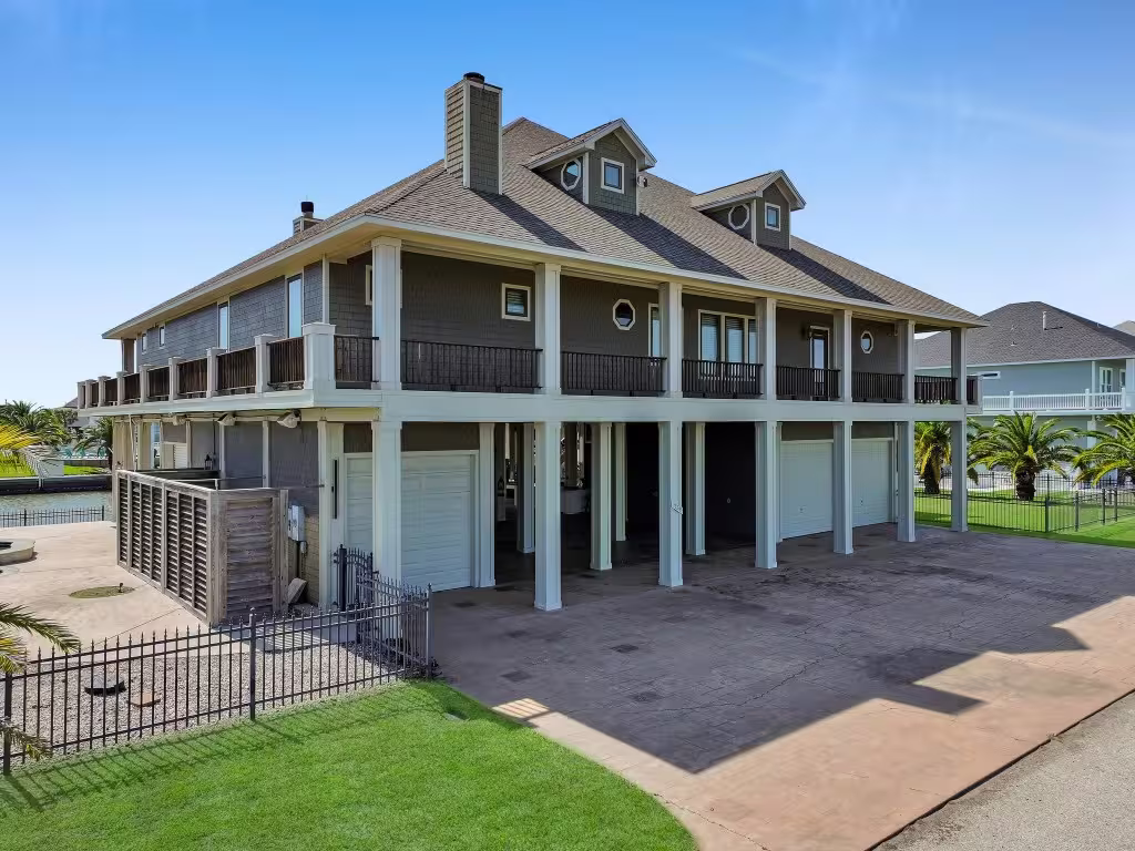 Photo 4 of 1239 Lagoon Drive, Crystal Beach, TX