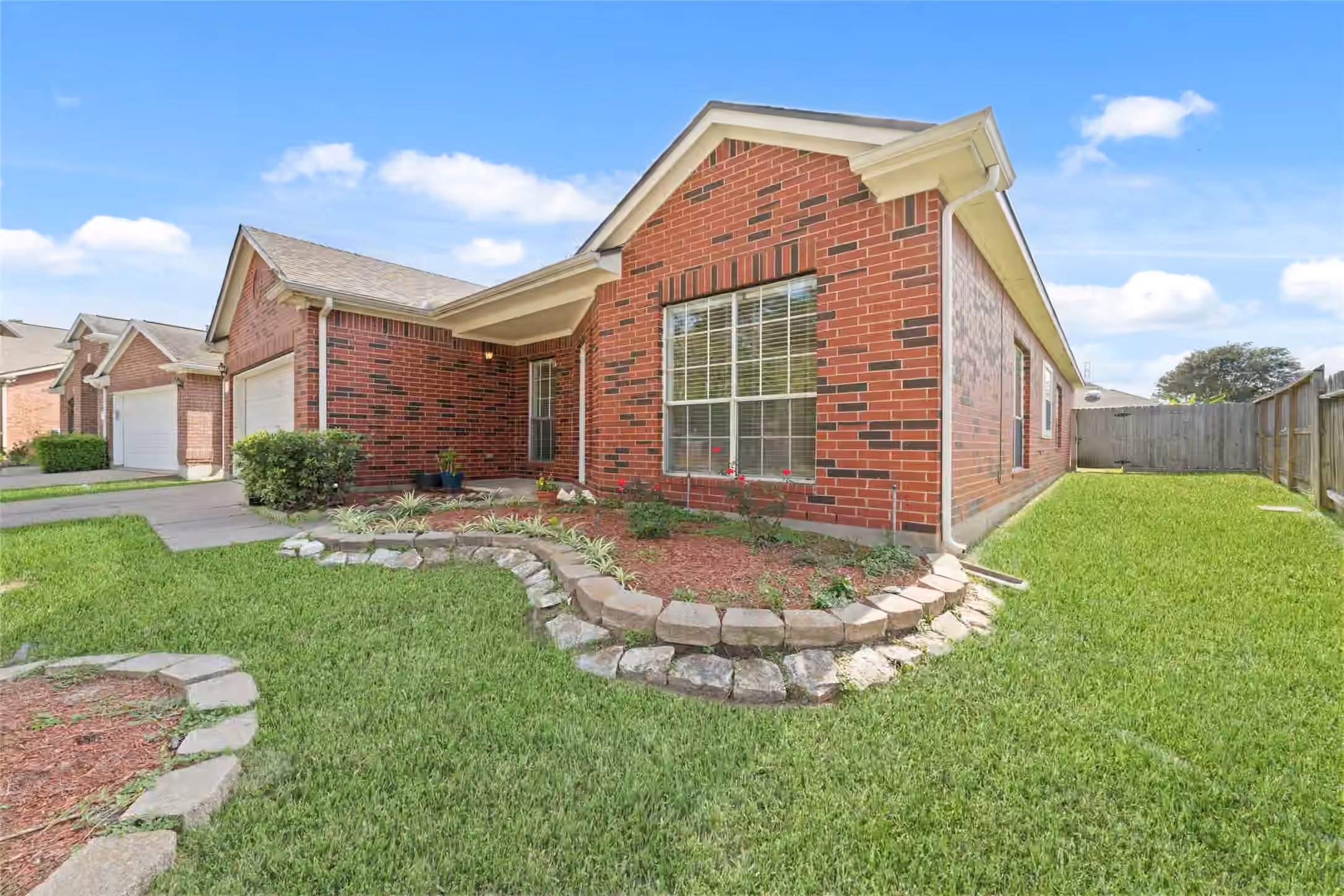 Photo 3 of 10011 Redoak Pass Lane, Houston, TX