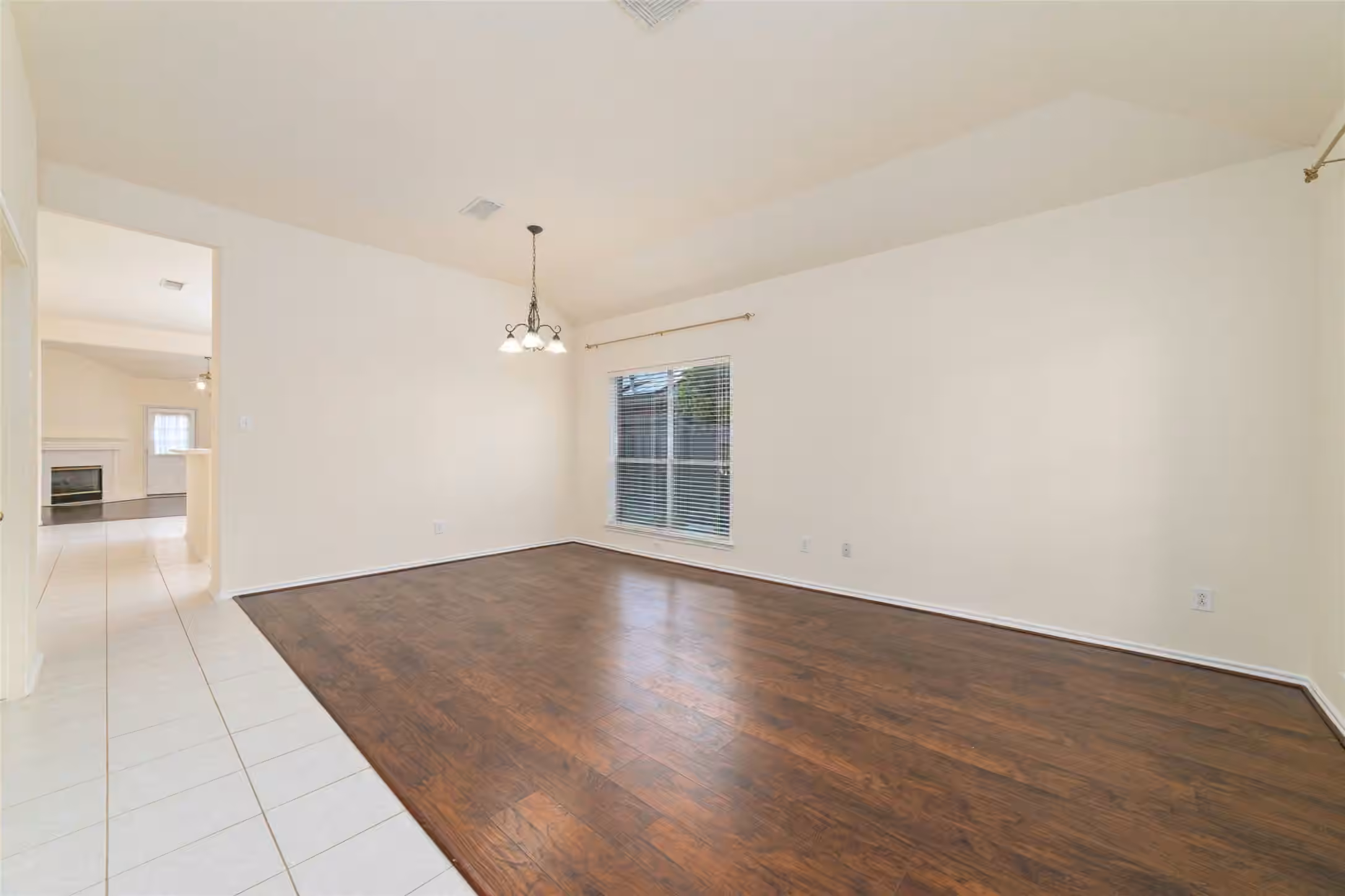 Photo 5 of 10011 Redoak Pass Lane, Houston, TX