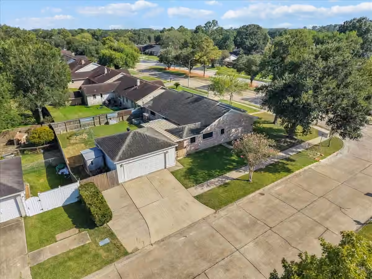 Photo 4 of 15703 Blackhawk Boulevard, Friendswood, TX