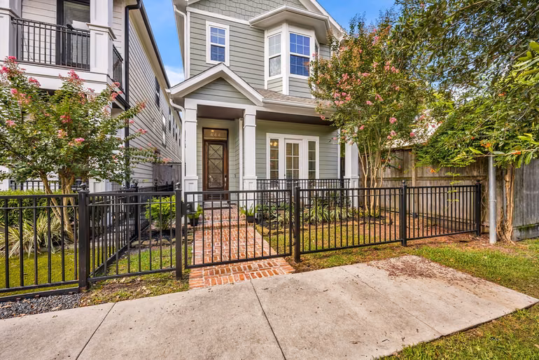 Photo 2 of 444 W 26th Street, Houston, TX