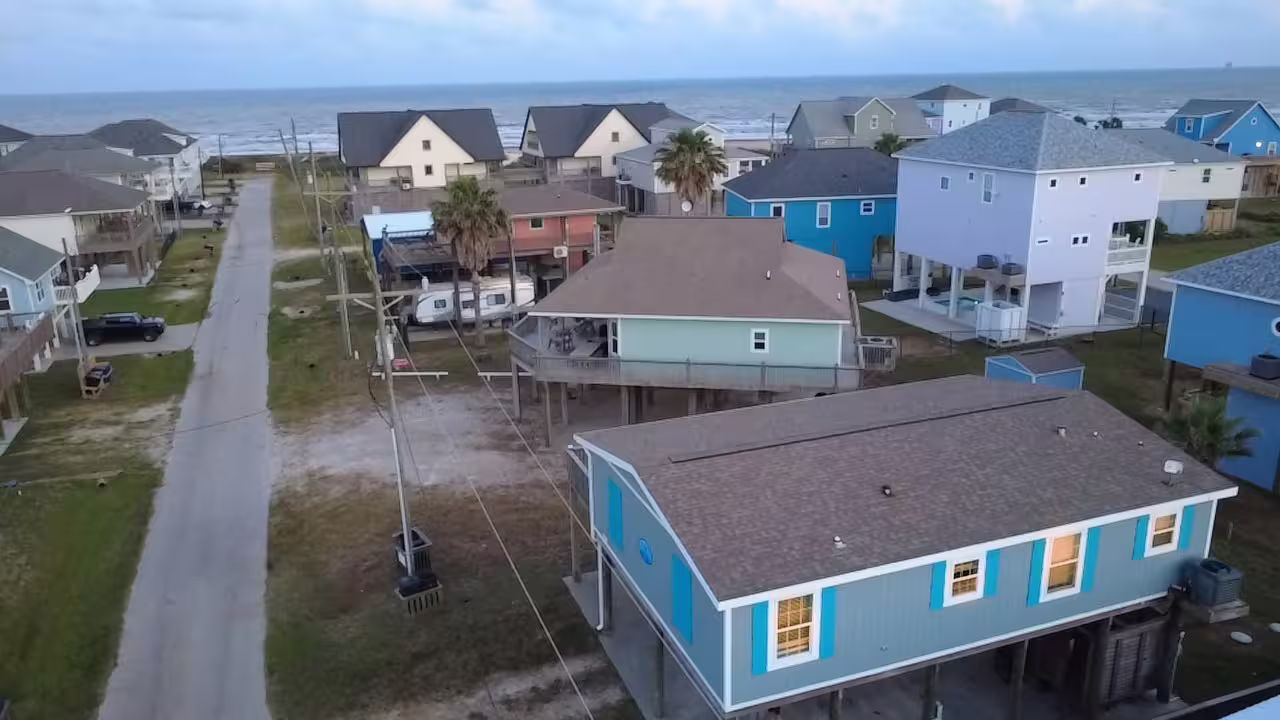 Photo 2 of 905 Meynig Drive, Crystal Beach, TX