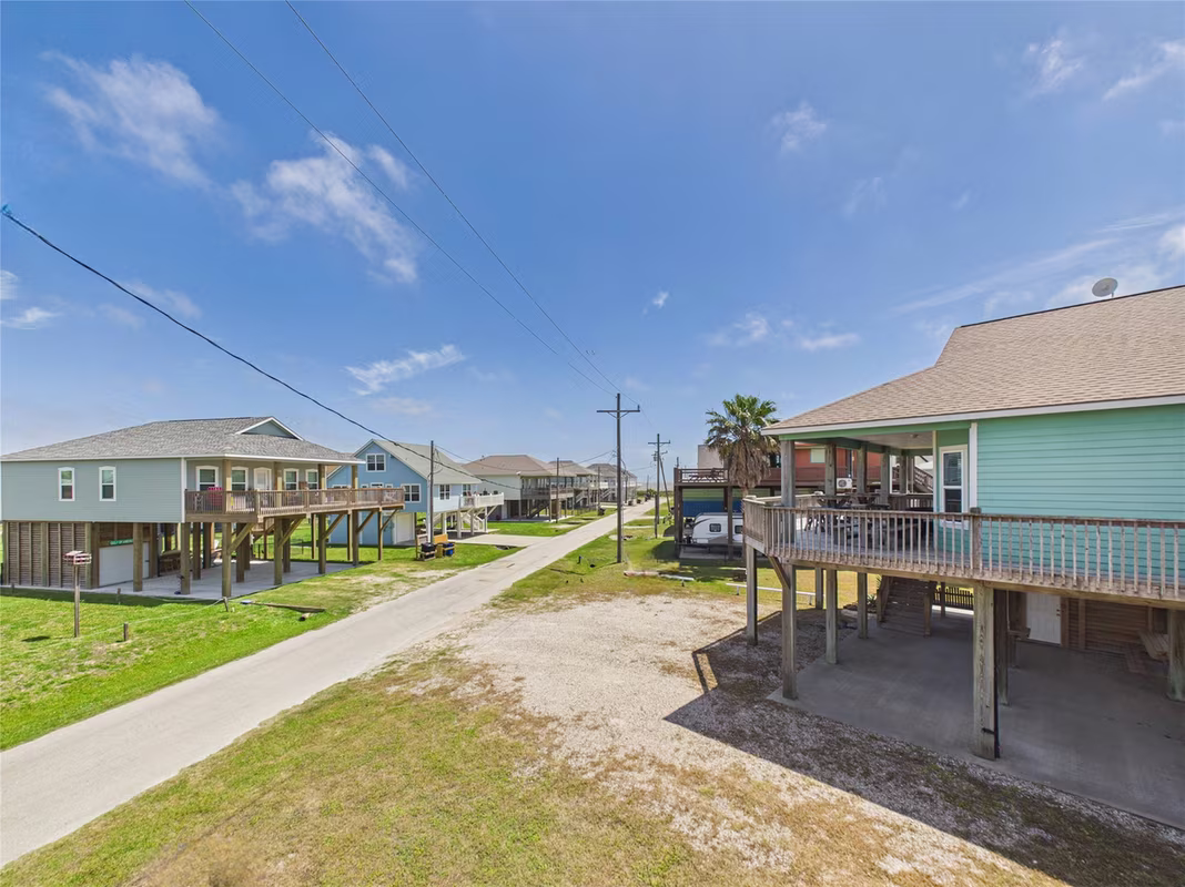 Photo 7 of 905 Meynig Drive, Crystal Beach, TX