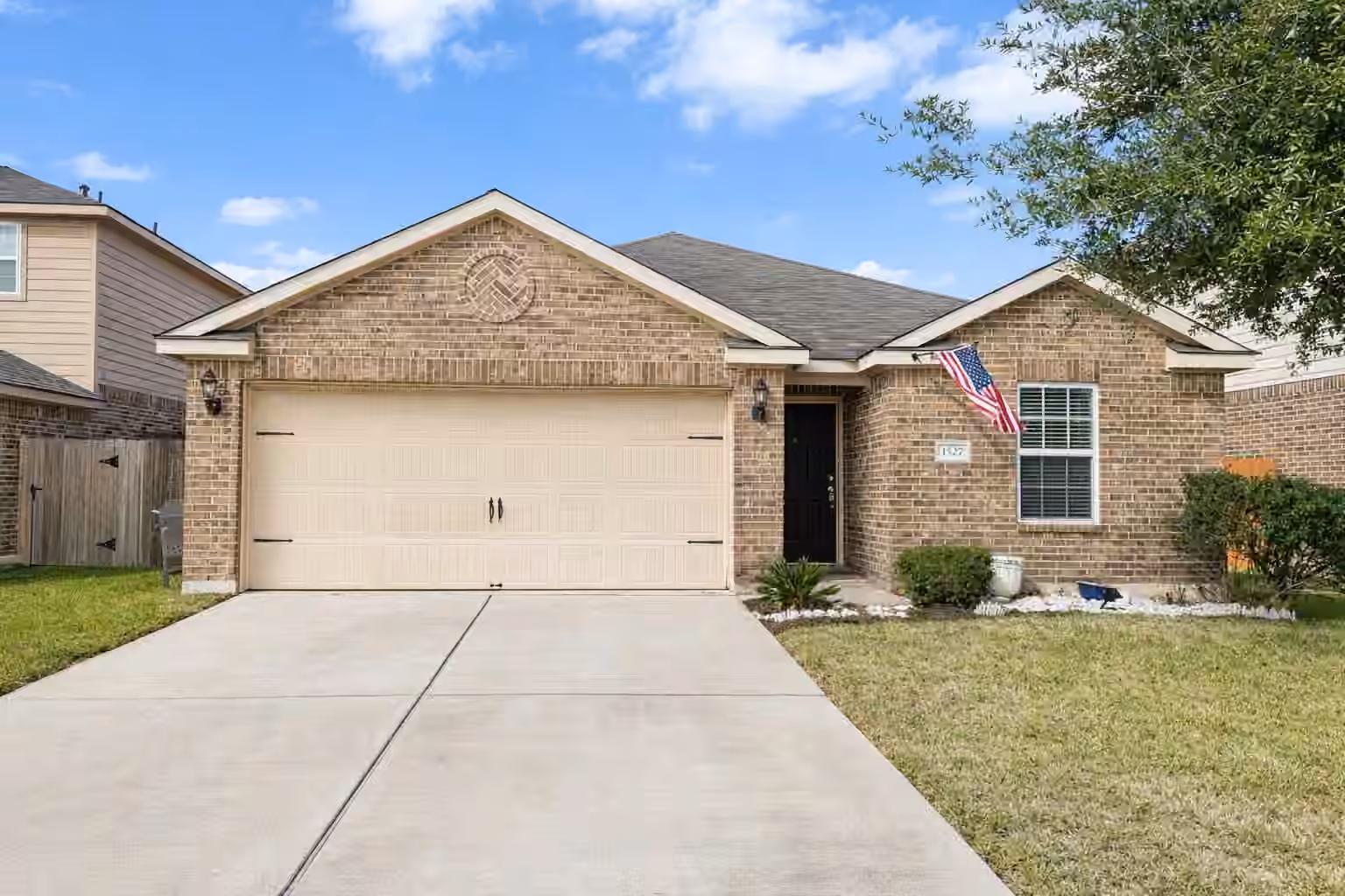 Photo 2 of 1527 Loose Stone Drive, Rosharon, TX