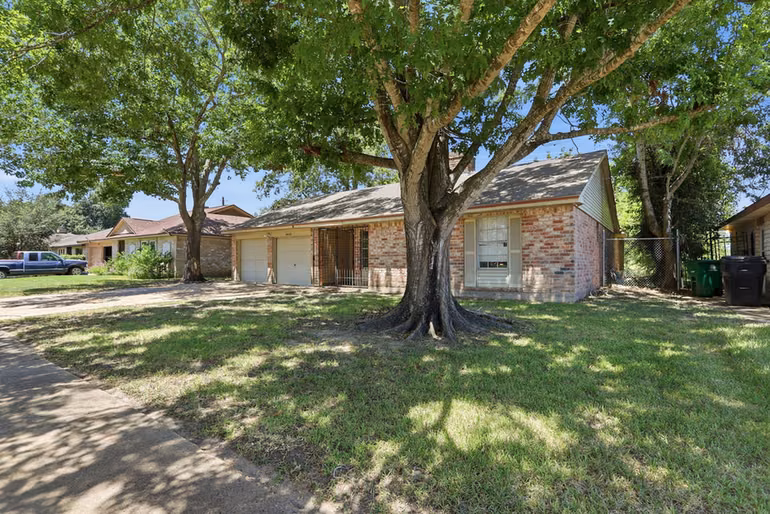 Photo 3 of 6614 Indian Lake Drive, Houston, TX