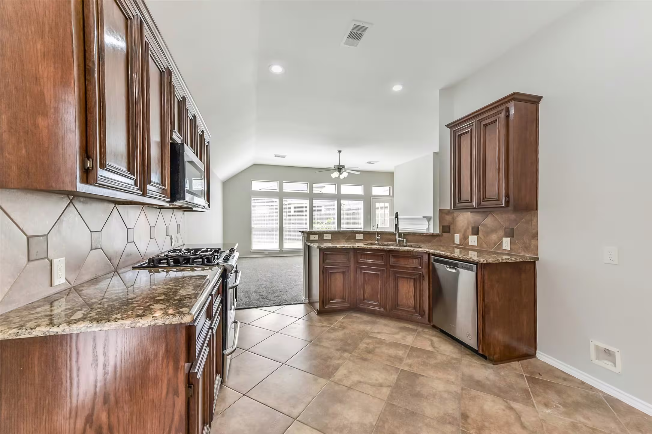 Photo 3 of 2024 Shore Breeze Drive, Pearland, TX