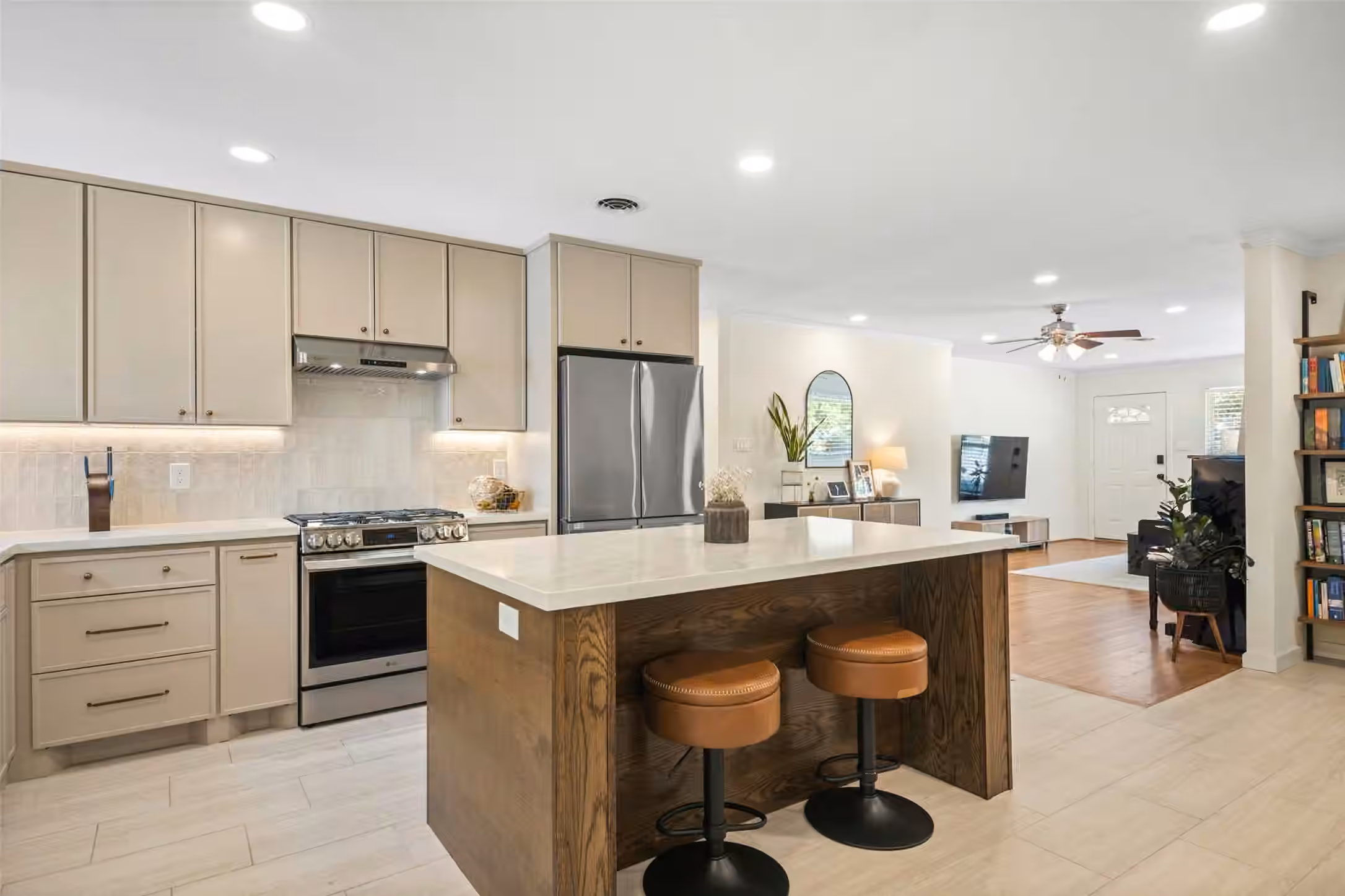 Photo 3 of 4830 Hummingbird Street, Houston, TX