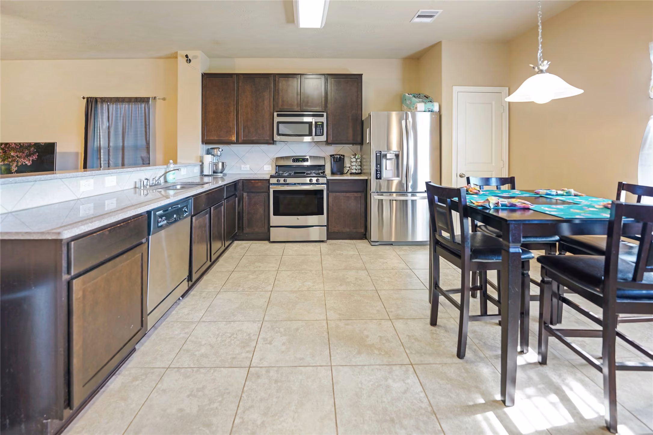 Photo 4 of 6939 Hazelnut Lane, Baytown, TX
