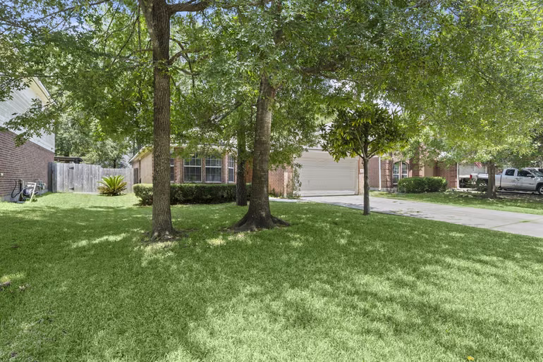 Photo 3 of 166 Fairwind Trail Drive, Conroe, TX
