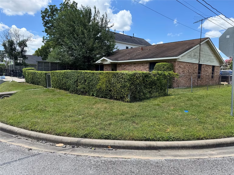 Photo 3 of 4511 Chapman Street, Houston, TX