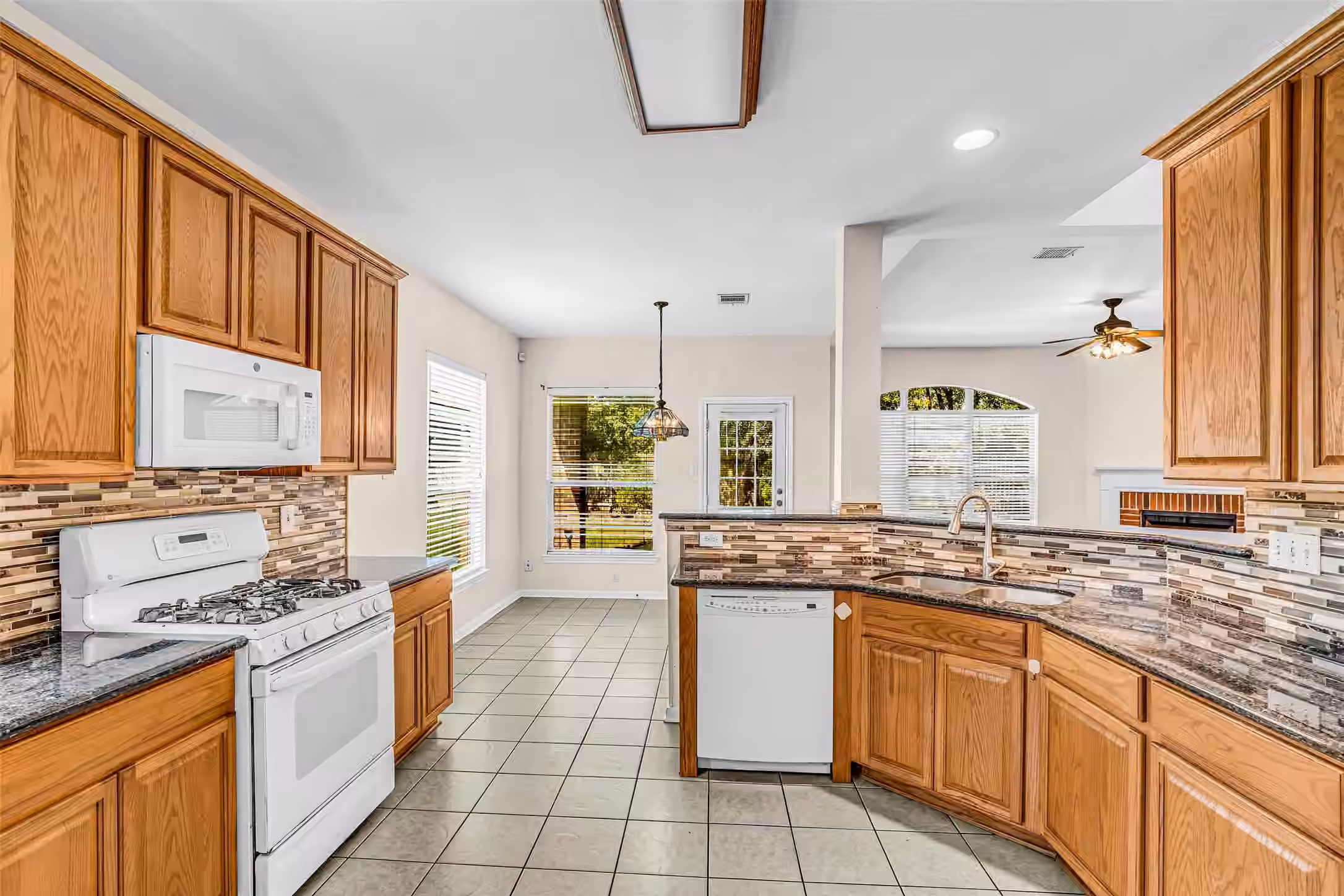 Photo 7 of 9502 Bending Willow Lane, Houston, TX