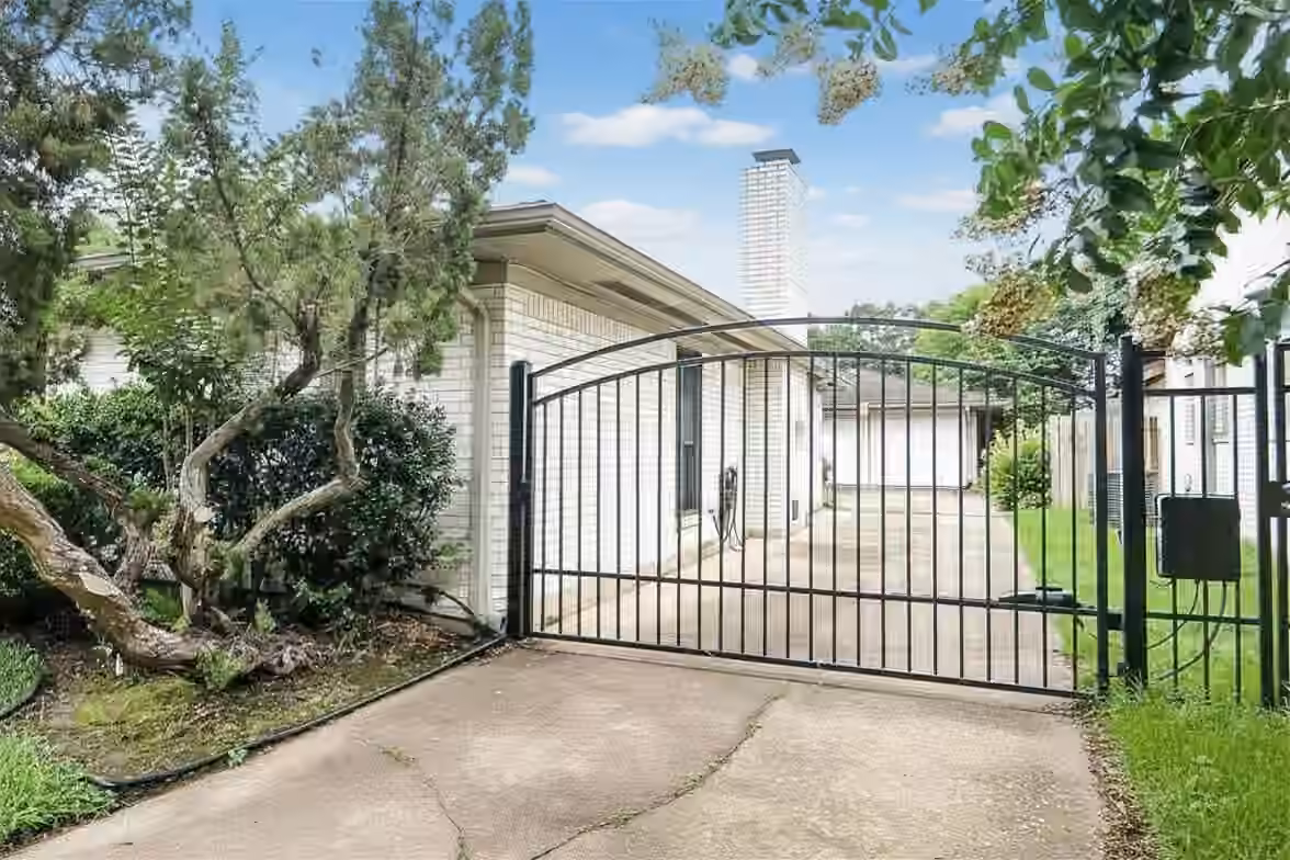 Photo 4 of 6203 Wigton Drive, Houston, TX