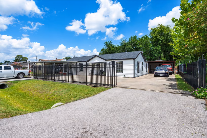 Photo 5 of 233 E Sunnyside Street, Houston, TX