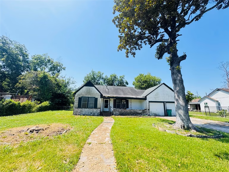 Photo 4 of 304 North Street, Baytown, TX