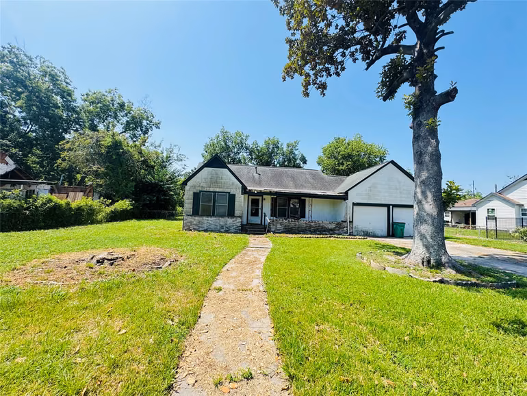 Photo 6 of 304 North Street, Baytown, TX