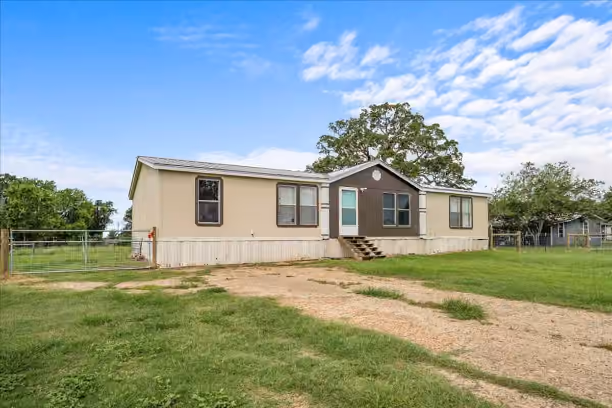 Photo of 204 E Fayette Street, Ellinger, TX