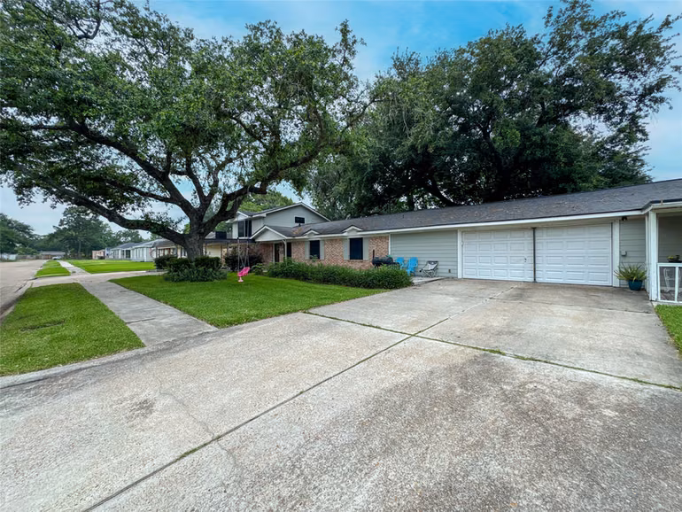 Photo 3 of 201 W 5th Street, Deer Park, TX