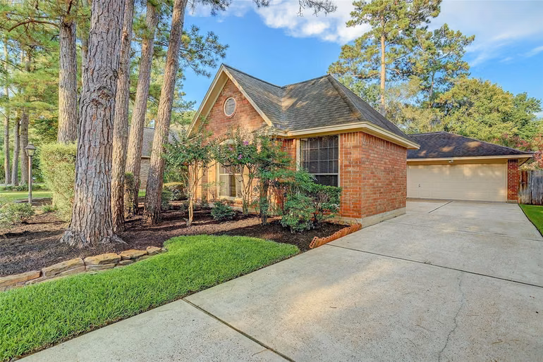 Photo of 10 Heathstone Place, The Woodlands, TX 77381
