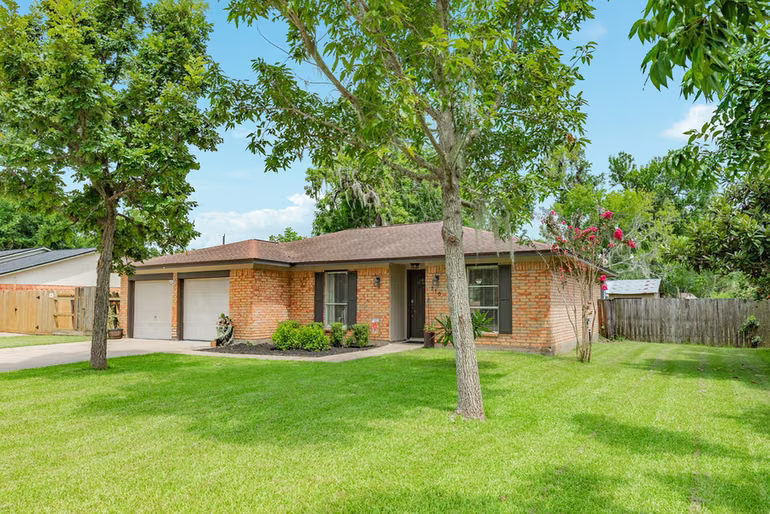 Photo 2 of 310 Dogwood Street, Lake Jackson, TX