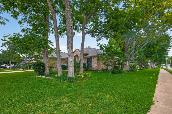 Photo 3 of 16831 Dunbar Grove Court, Sugar Land, TX