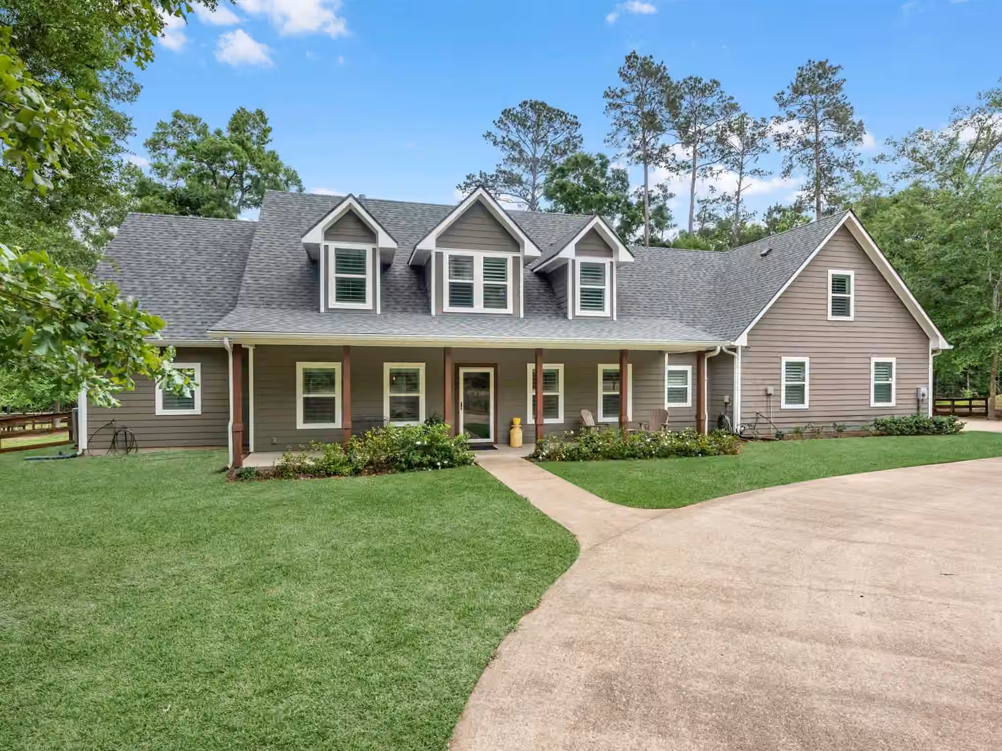 Photo of 210 Creekside Drive, Magnolia, TX