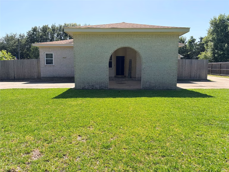 Photo 6 of 3230 W Meadow Lane, Dickinson, TX