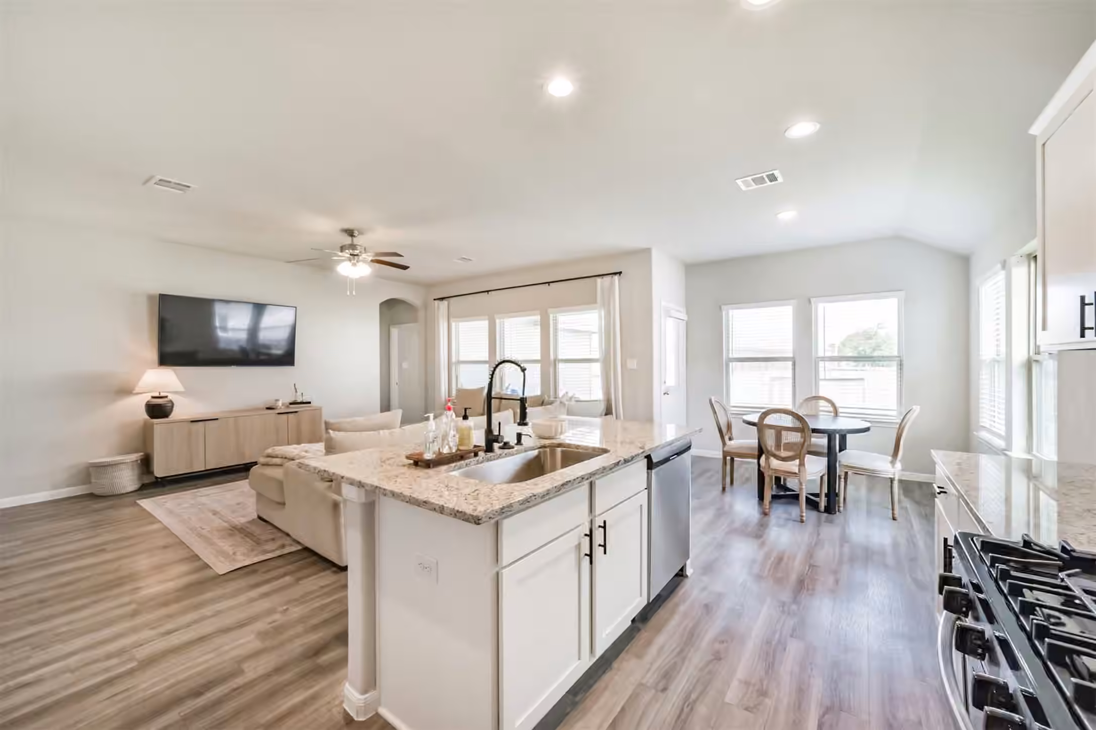 Photo 6 of 4124 E Bayou Maison, Dickinson, TX
