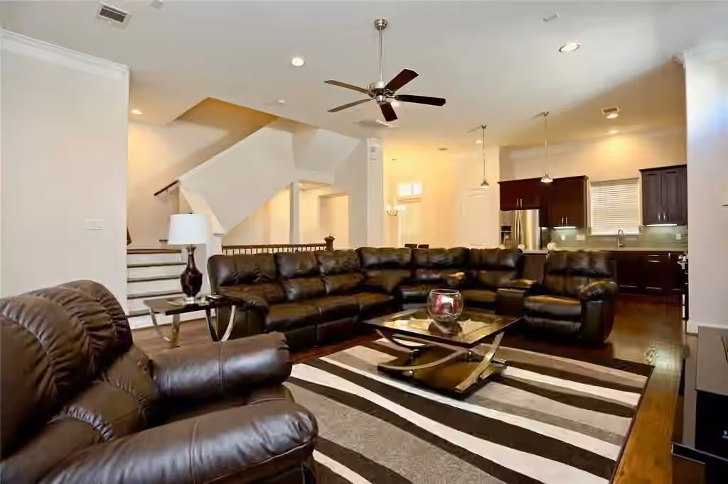 Photo 3 of 948 W 24th Street, Houston, TX